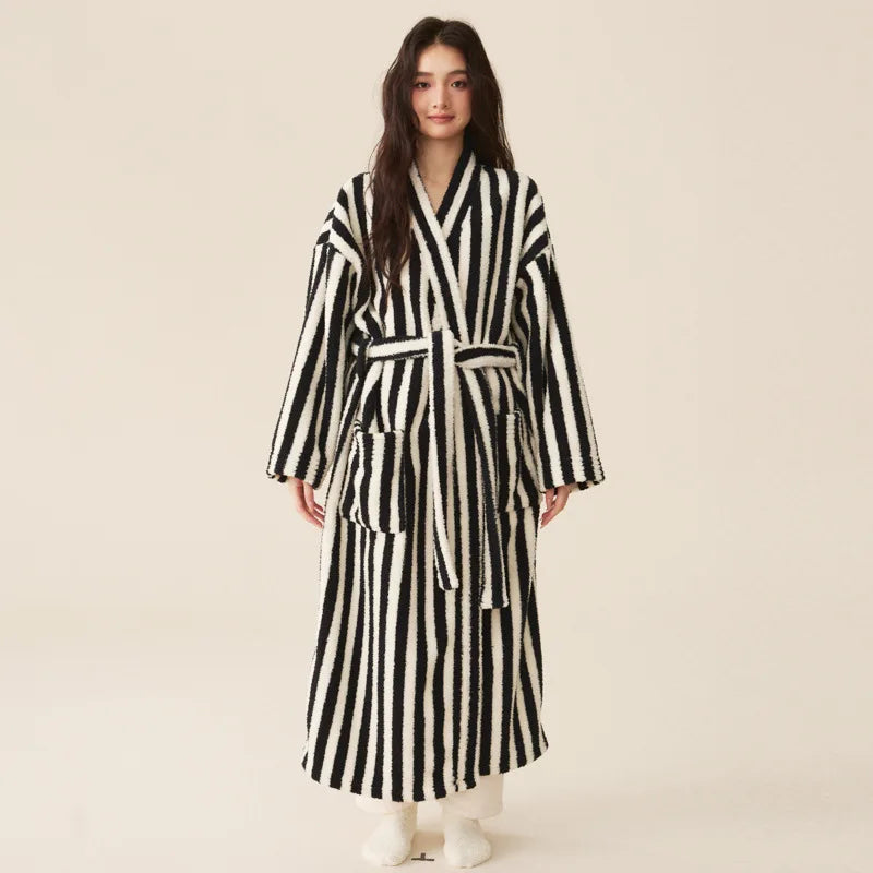 Peignoir femme polaire rayée noir et blanc