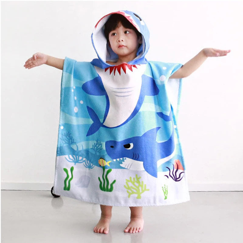 Cape de bain enfant requin bleu clair