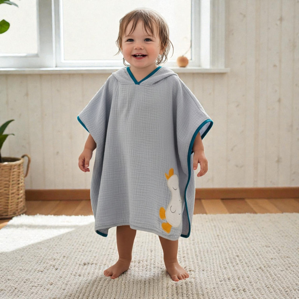 Cape de bain enfant en mousseline bleu clair
